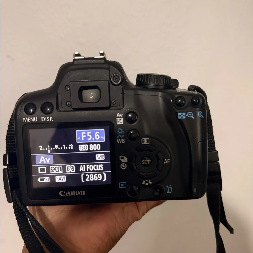 Canon DSLR Camera in Black with Zoom Lens